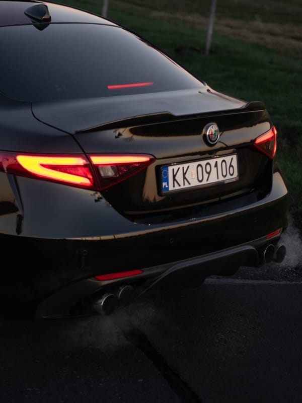 Alfa Romeo Giulia - tylne swiatla, detal nocny Alfa Romeo Giulia - tylne swiatla, detal nocny
