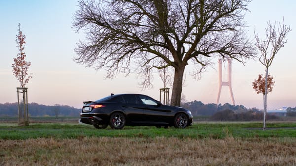 Alfa Romeo Giulia - profil, laka i most w tle Alfa Romeo Giulia - profil, laka i most w tle
