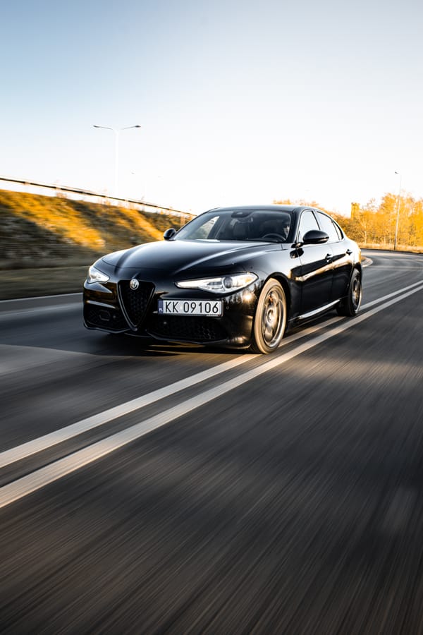 Alfa Romeo Giulia - dynamiczna jazda, szerokie ujecie Alfa Romeo Giulia - dynamiczna jazda, szerokie ujecie
